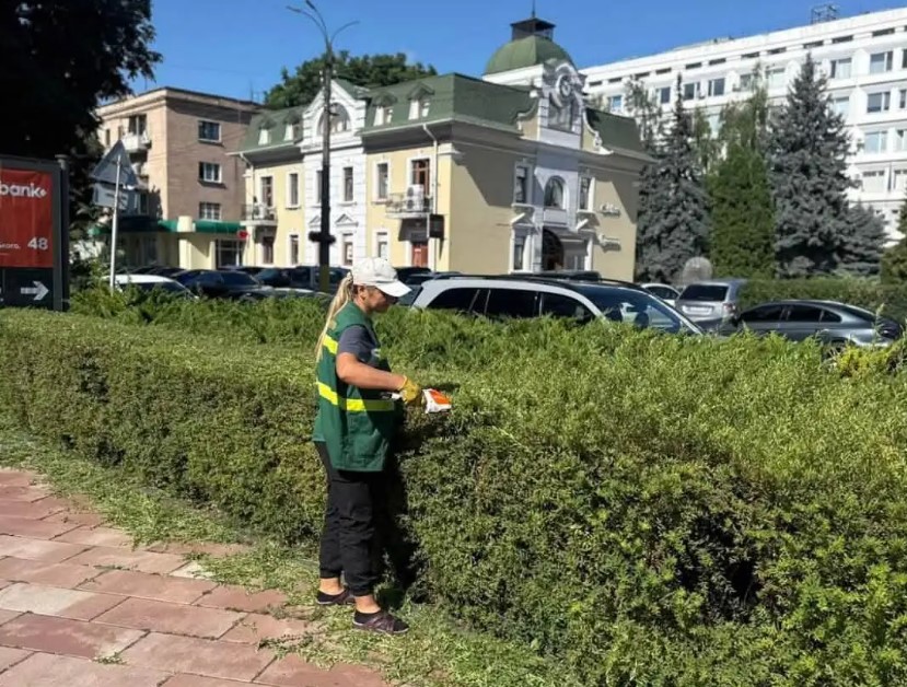 Спека, прополювання та ремонт: як комунальники дбають про парки Черкас - фото 2