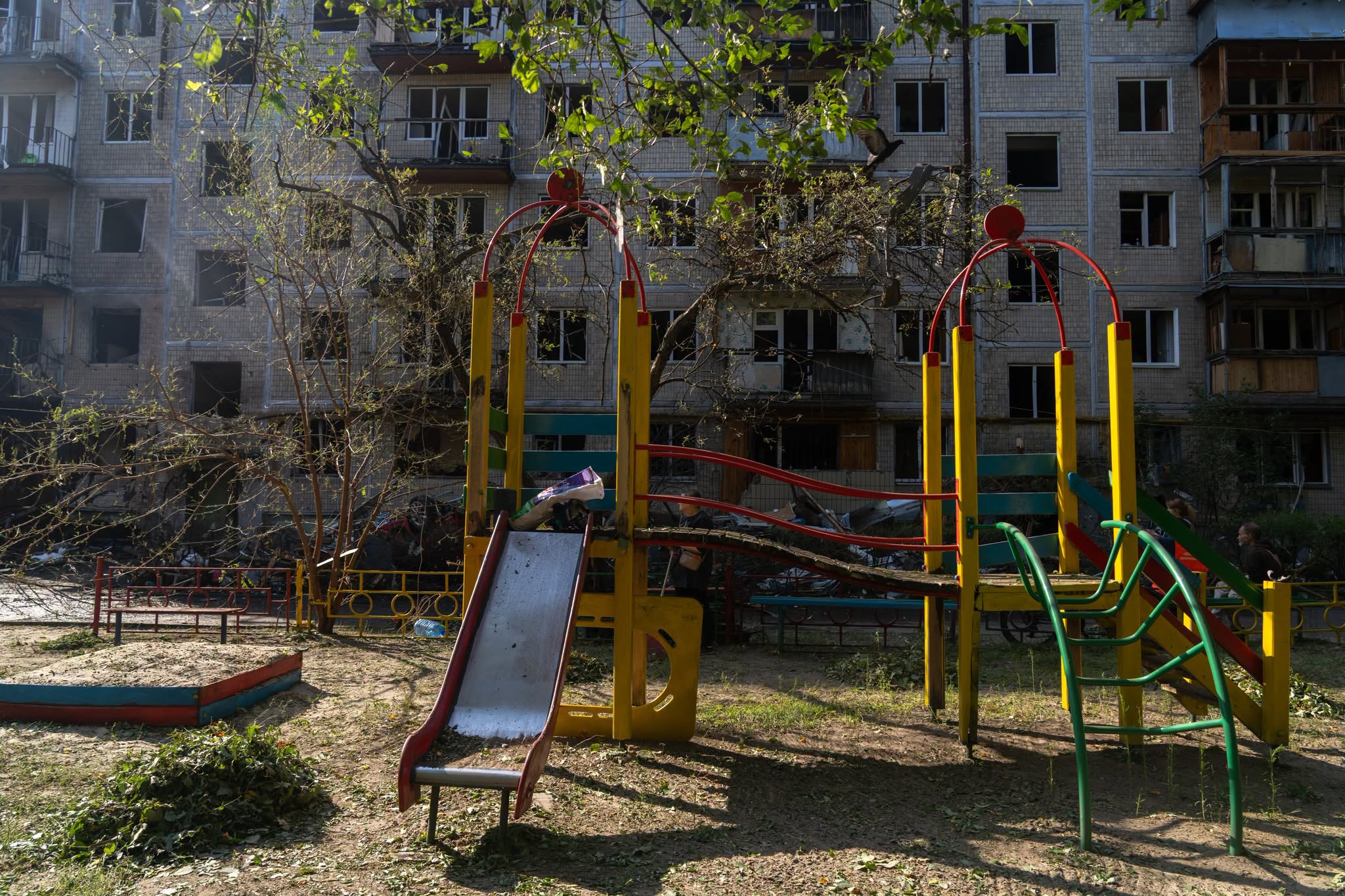 «На мене полетіло скло й уламки»: юний футболіст розповів, як пережив атаку на Київ - фото 2