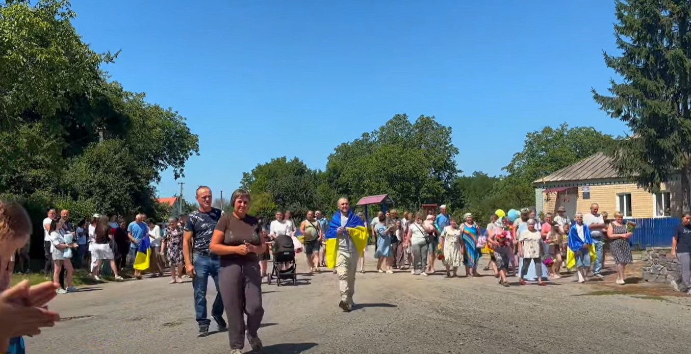 Морського піхотинця з Черкащини, який пройшов полон, зустріли у рідному селі