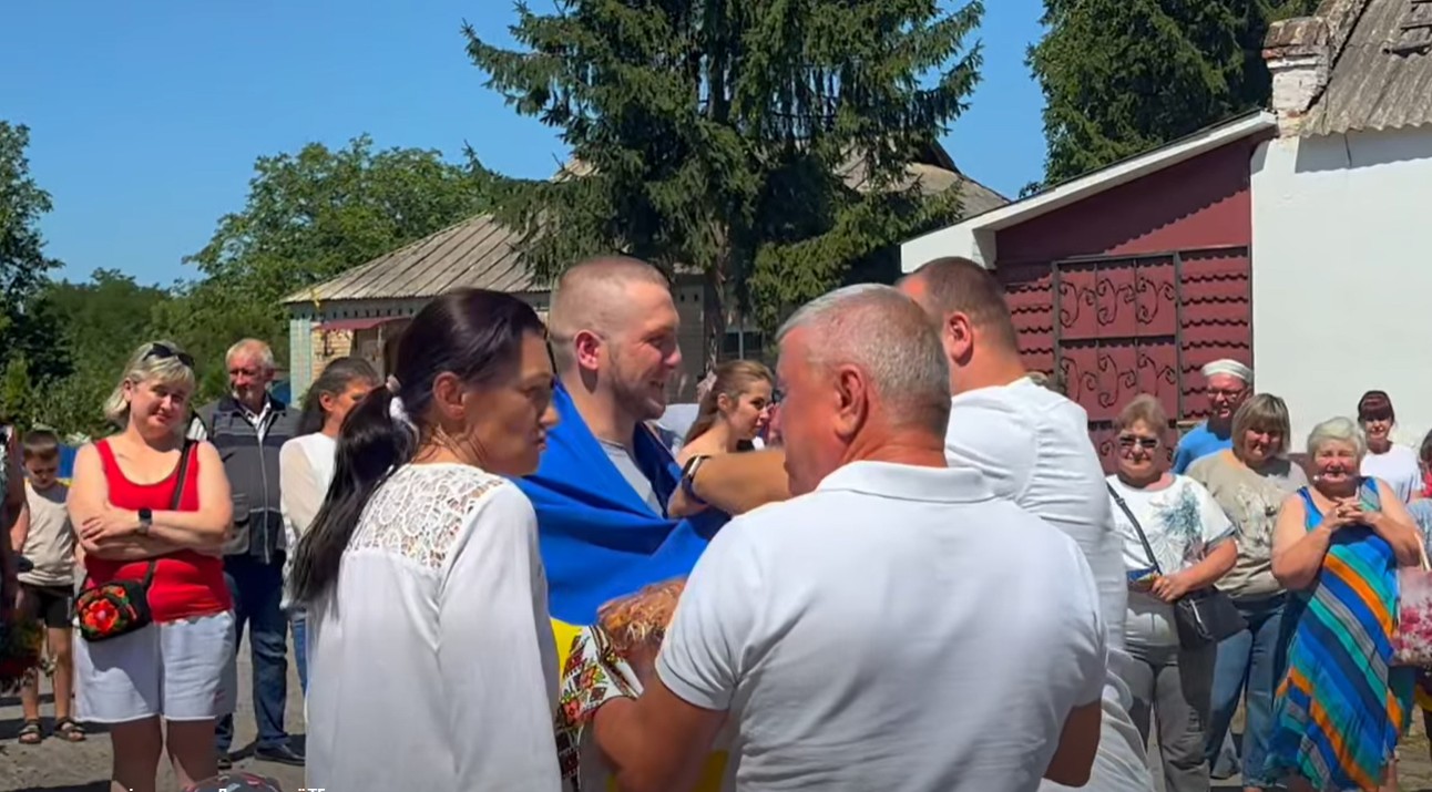 Морського піхотинця з Черкащини, який пройшов полон, зустріли у рідному селі - фото 3