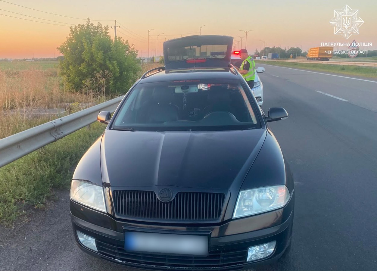 На блокпосту в Умані чоловік кинув гранату в поліцейських