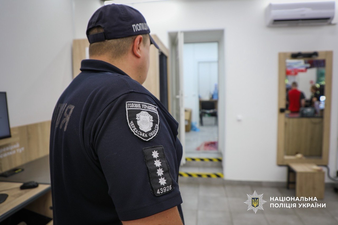 На «Новій пошті» у Черкасах хлопець порізав собі шию