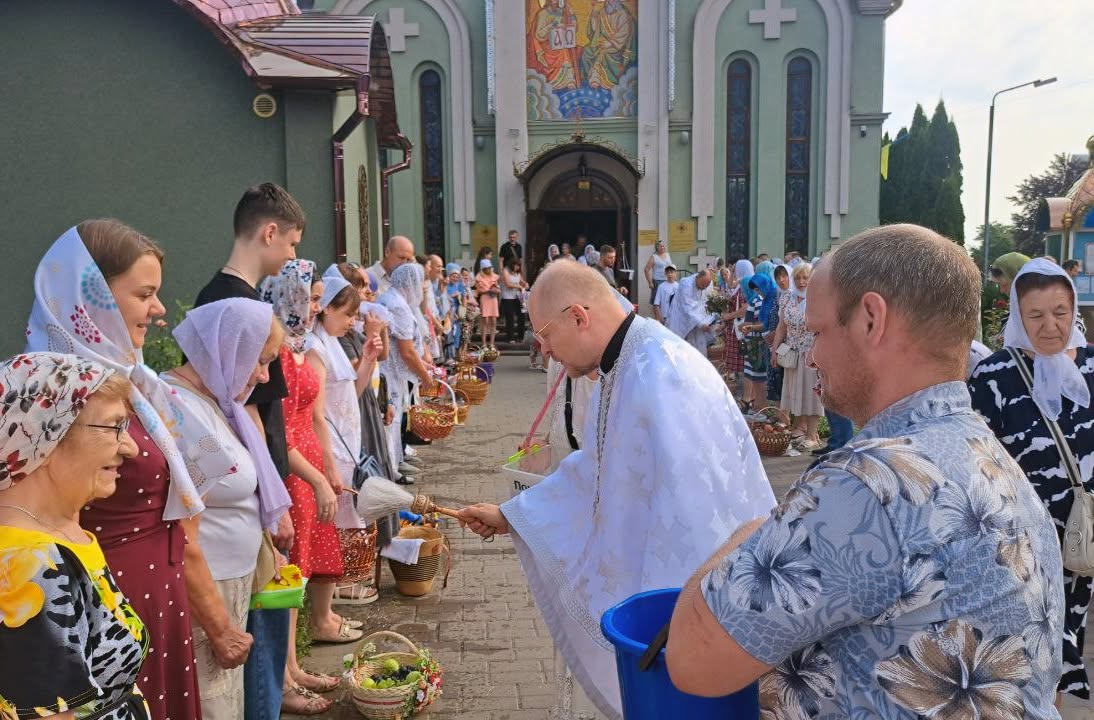 Яблучний Спас: у Черкасах освятили кошики з фруктами