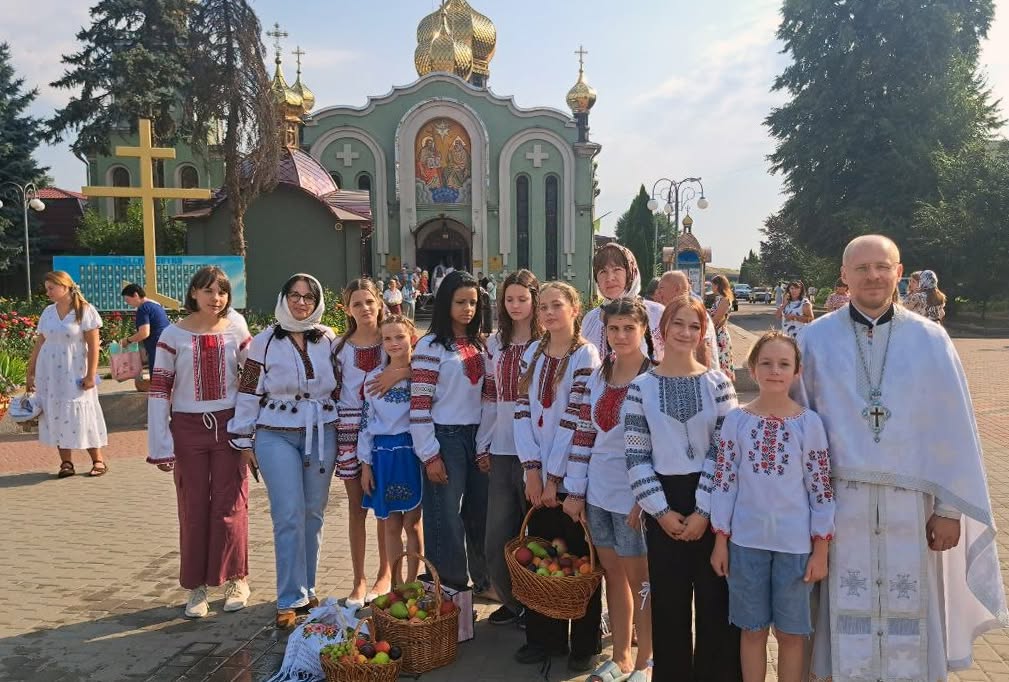 Яблучний Спас: у Черкасах освятили кошики з фруктами - фото 2