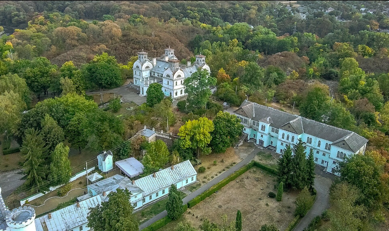 На Черкащині зберігся унікальний Палац Лопухіних: історія, архітектура і легенда про підземелля - фото 3