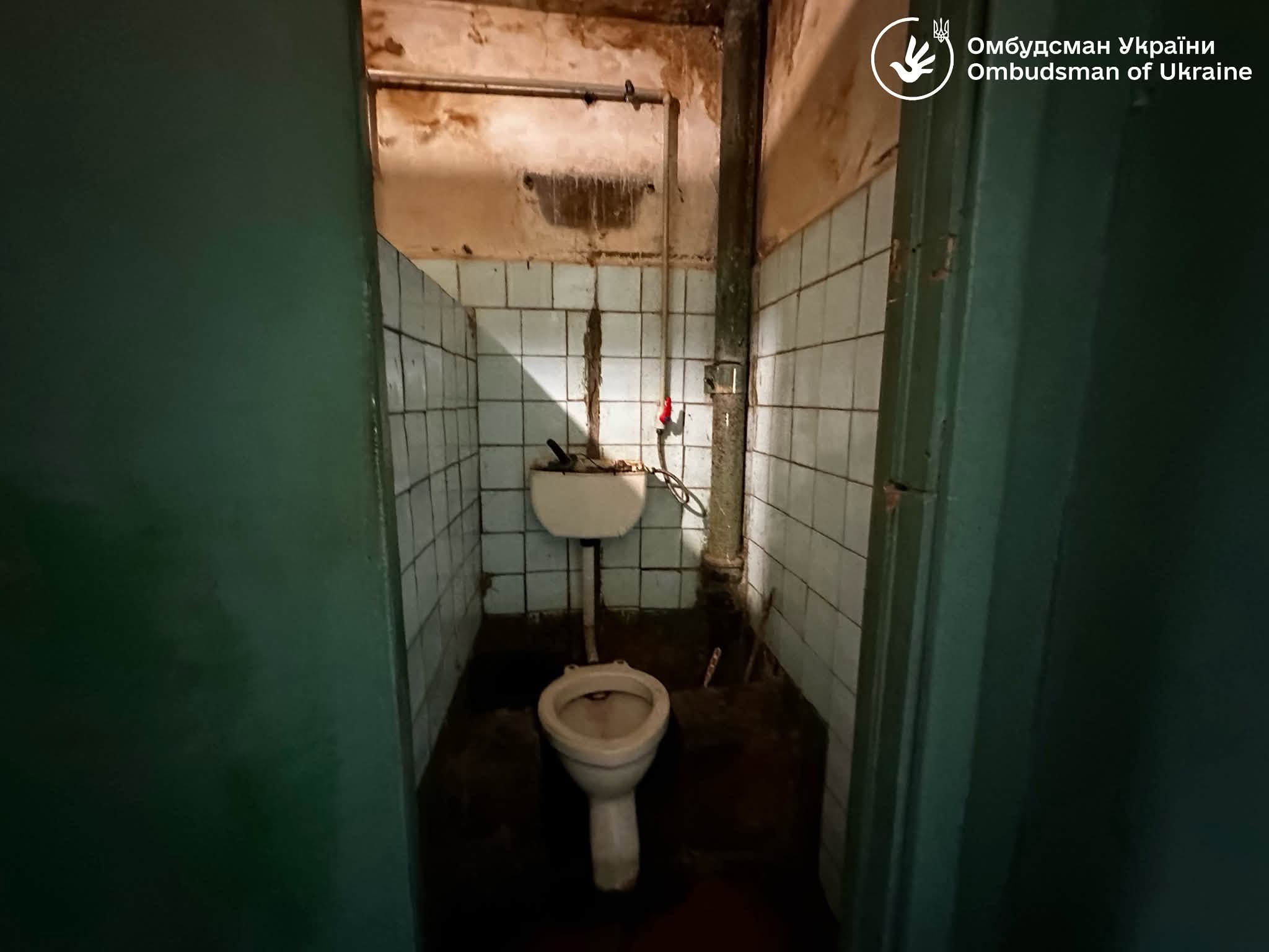 У Черкасах перевірили гуртожиток для переселенців: виявили проблеми з душовими, санвузлами та безбар’єрністю - фото 3