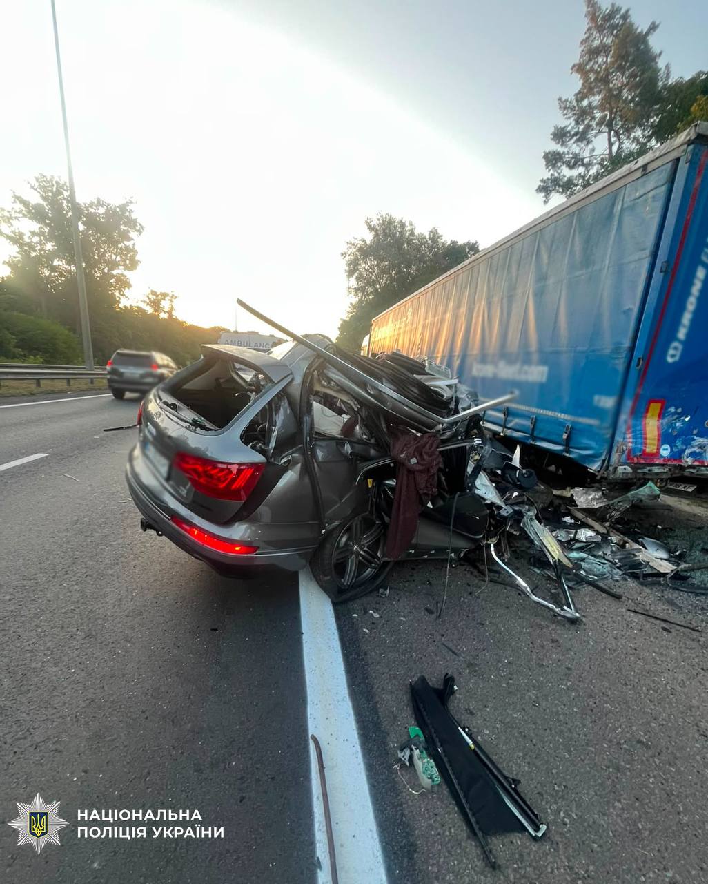 У Києві Audi врізалася у вантажівку: загинули жінка та 2-річна дитина