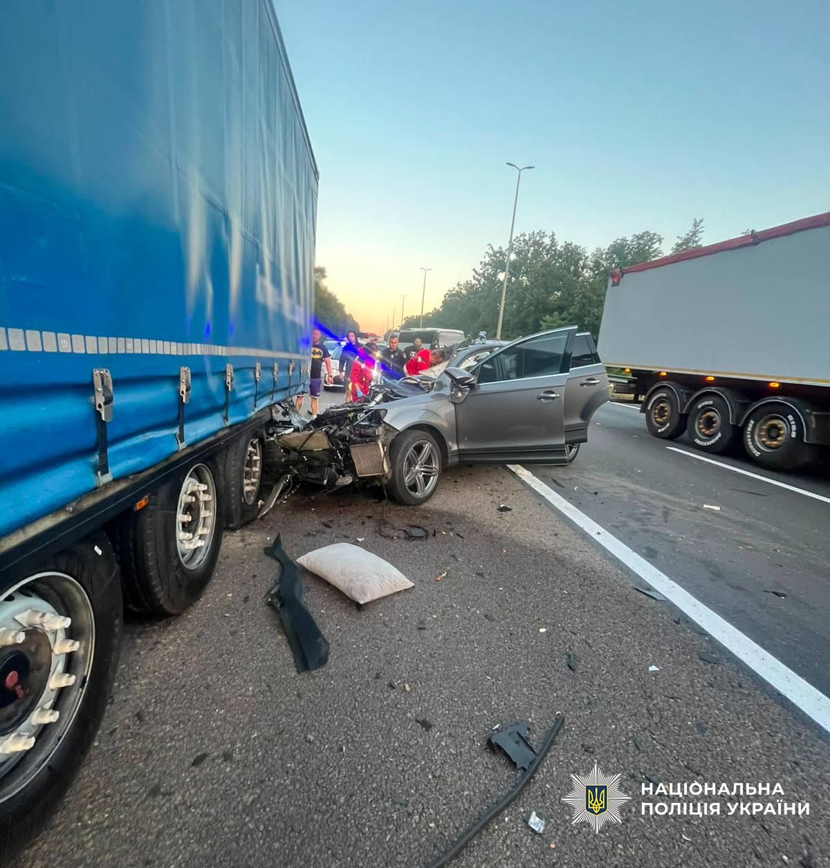 У Києві Audi врізалася у вантажівку: загинули жінка та 2-річна дитина - фото 2