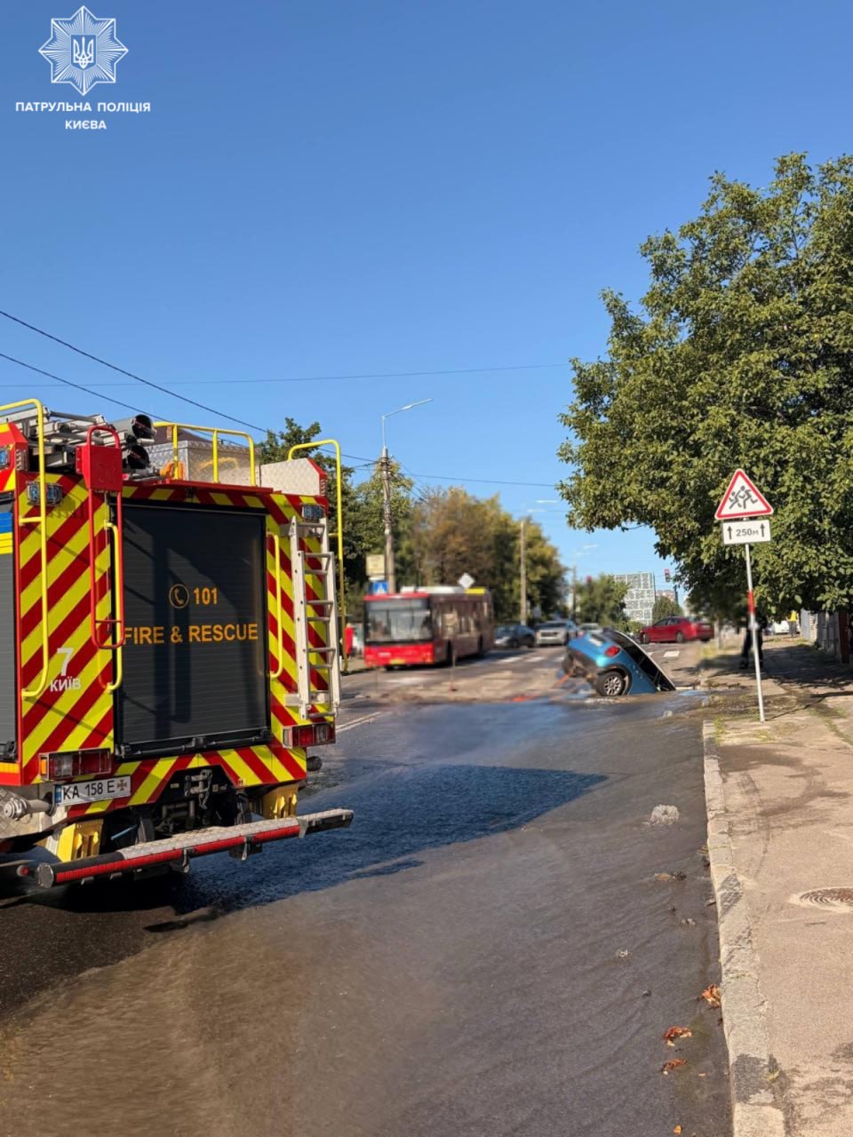 На Білицькій у Києві стався витік води та утворилося провалля: рух обмежено