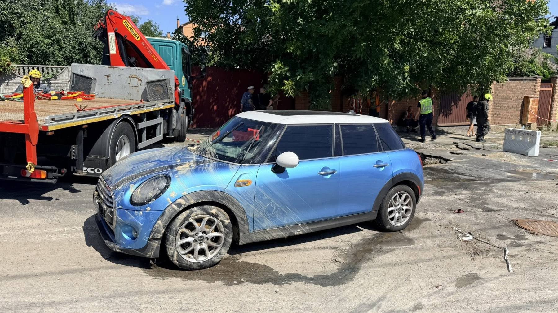 Рятувальники деблокували авто з провалля в Києві