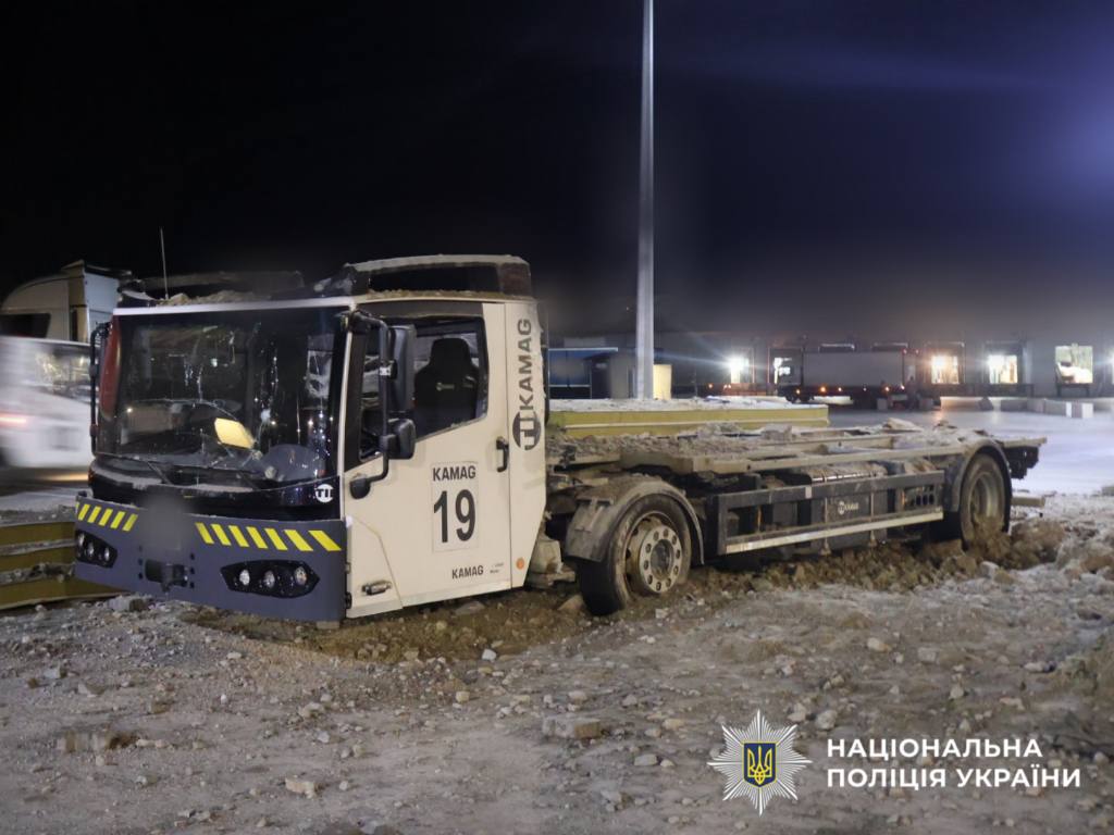 На Київщині пошкоджено складське приміщення, вантажівки та контейнери