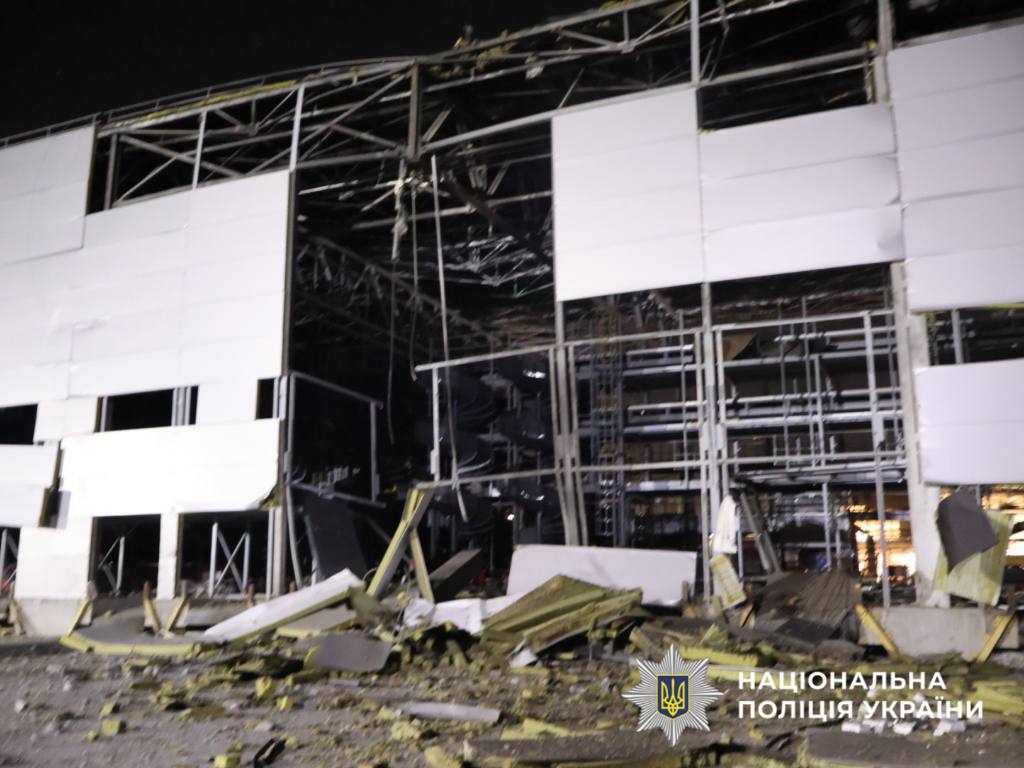 На Київщині пошкоджено складське приміщення, вантажівки та контейнери - фото 2
