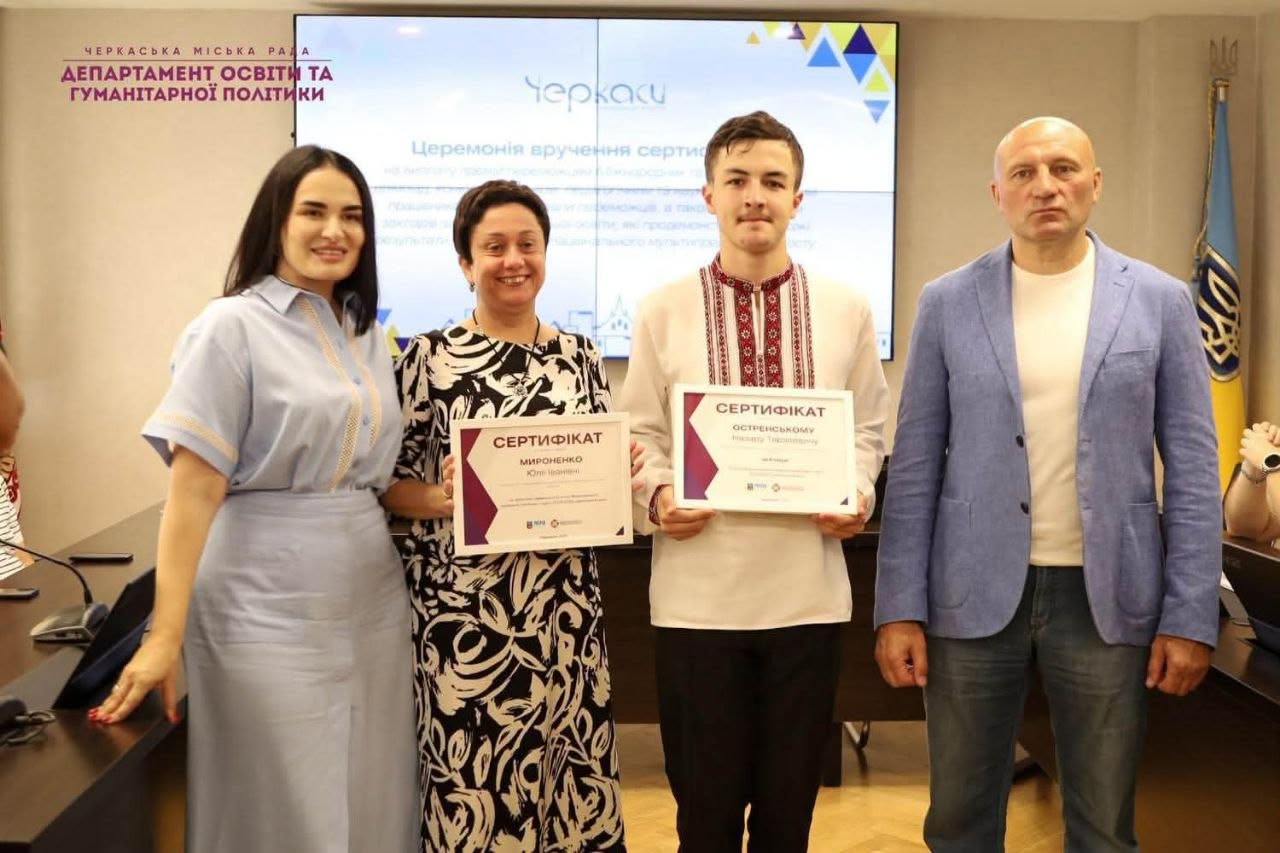 У Черкасах нагородили учнів із високими освітніми результатами та їхніх наставників - фото 2