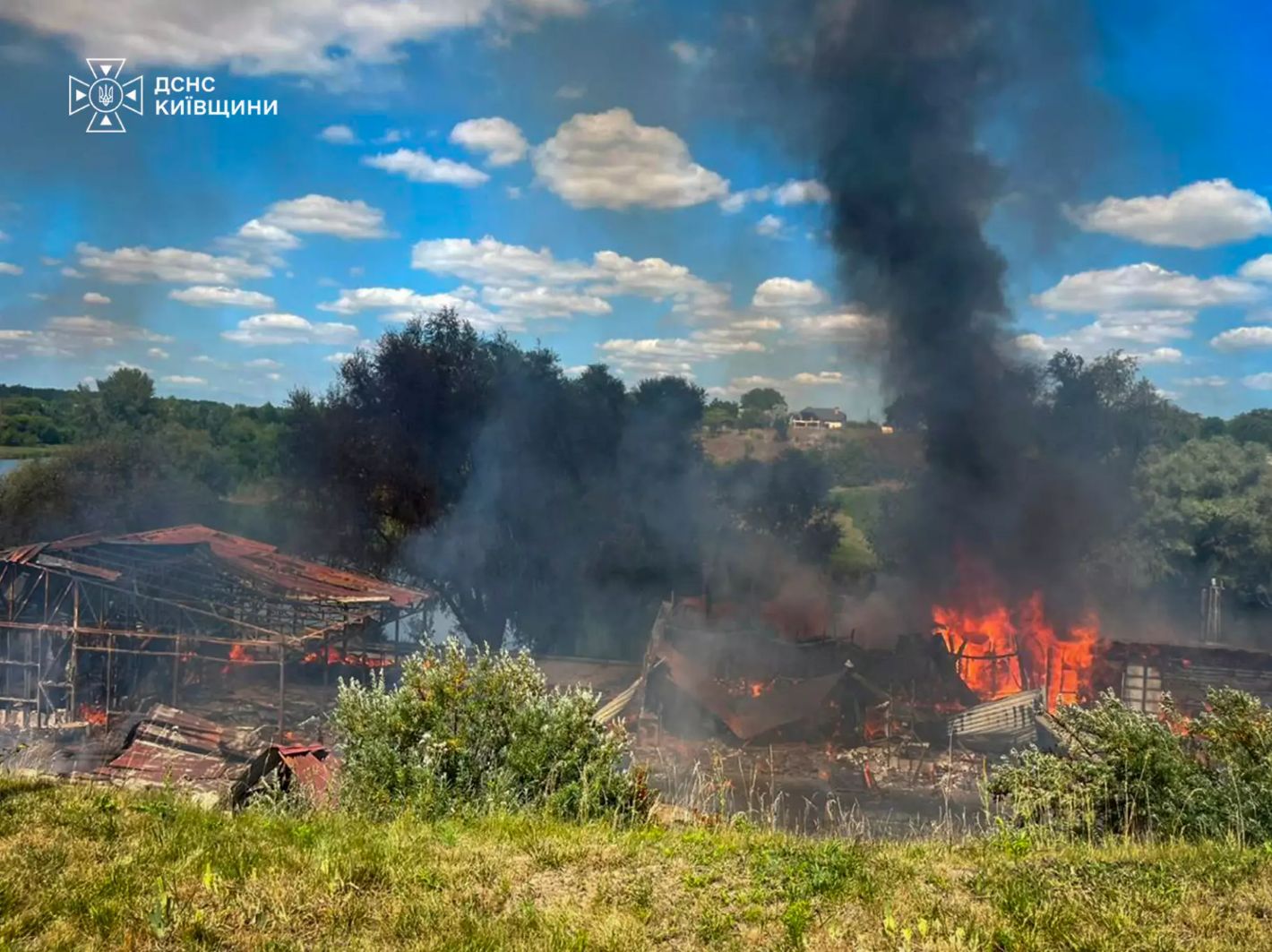 На Обухівщині горіла база відпочинку - фото 2