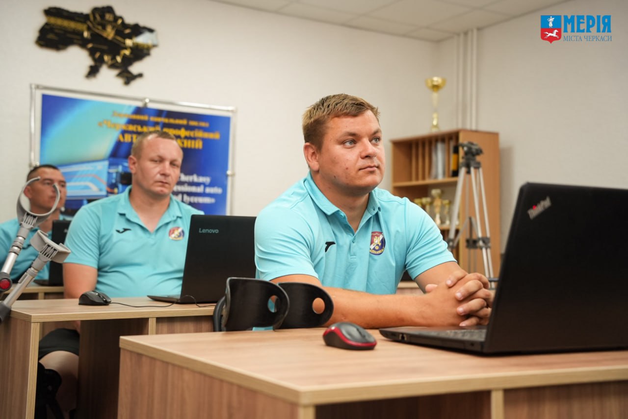 У Черкасах 10 ветеранів завершили теоретичний курс водіння на адаптованому автомобілі - фото 2