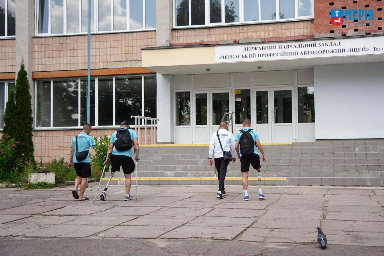 У Черкасах 10 ветеранів завершили теоретичний курс водіння на адаптованому автомобілі - фото 3