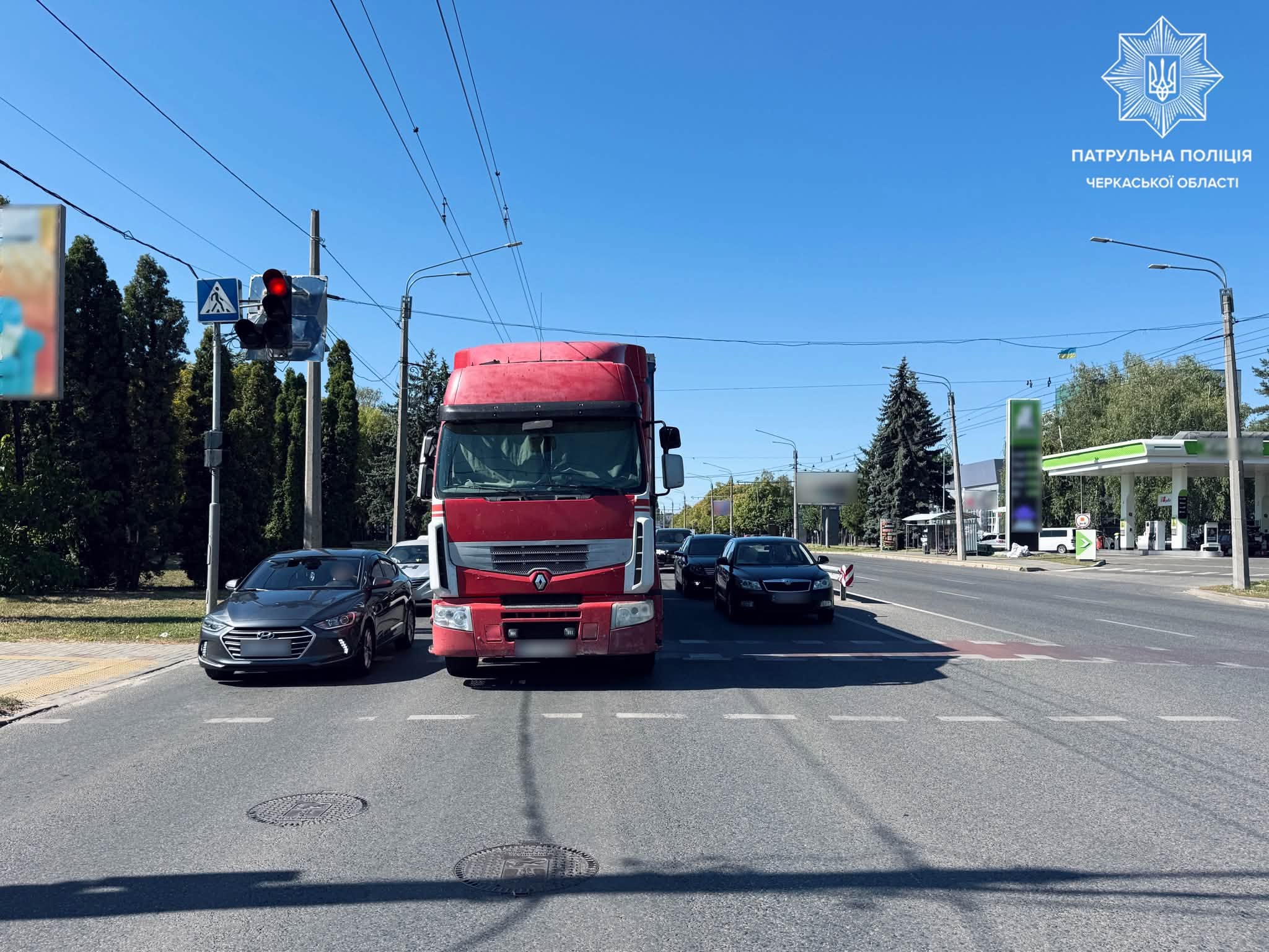 Зламана вантажівка ускладнила рух на перехресті в Черкасах