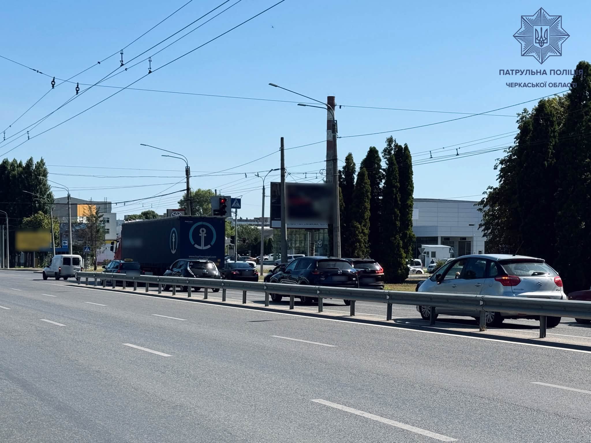 Зламана вантажівка ускладнила рух на перехресті в Черкасах - фото 2