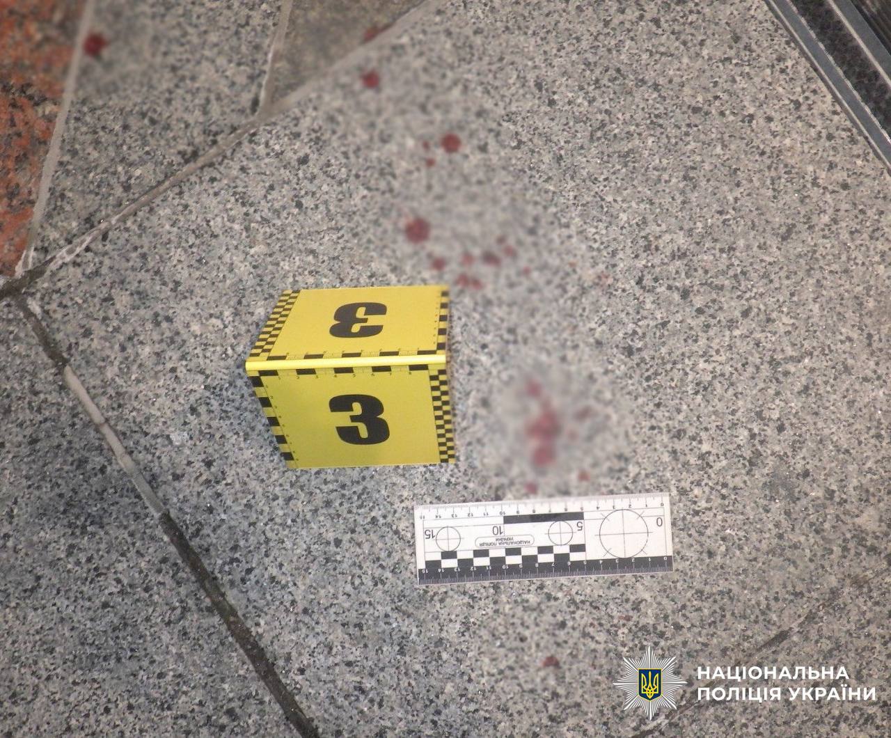 Порізав обличчя та зламав ніс через зауваження: у столичному готелі затримали нападника