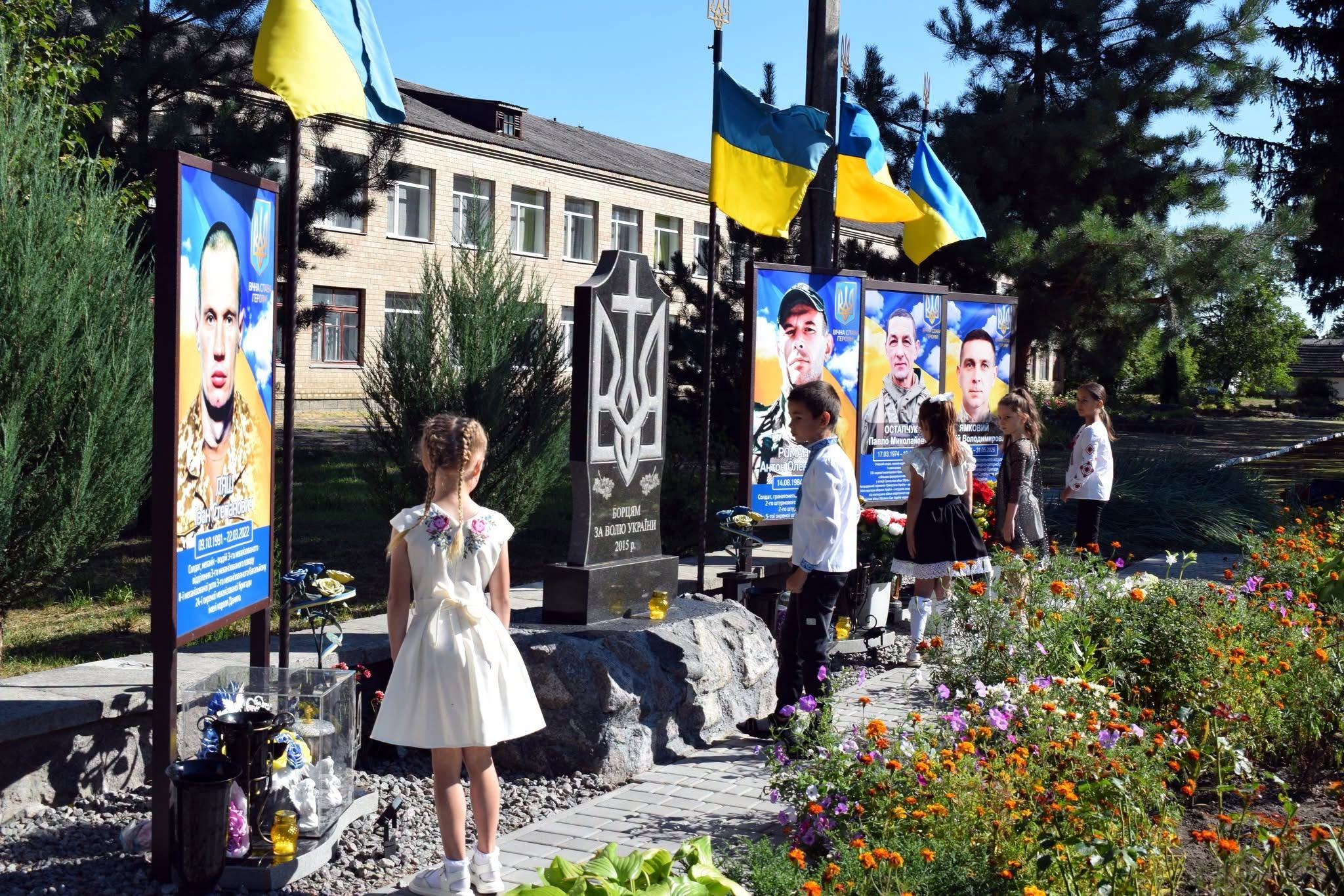 Портрети загиблих воїнів додали на Алею Слави у Черкаській області - фото 2