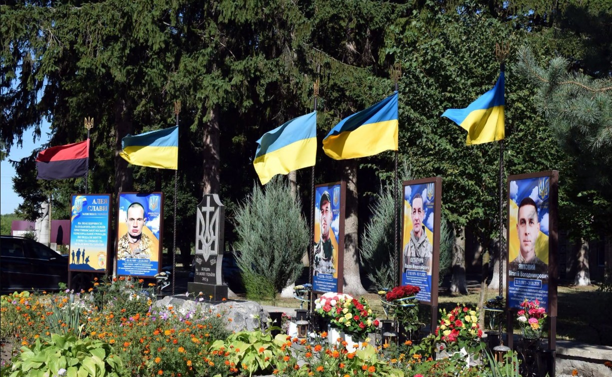 Портрети загиблих воїнів додали на Алею Слави у Черкаській області - фото 4