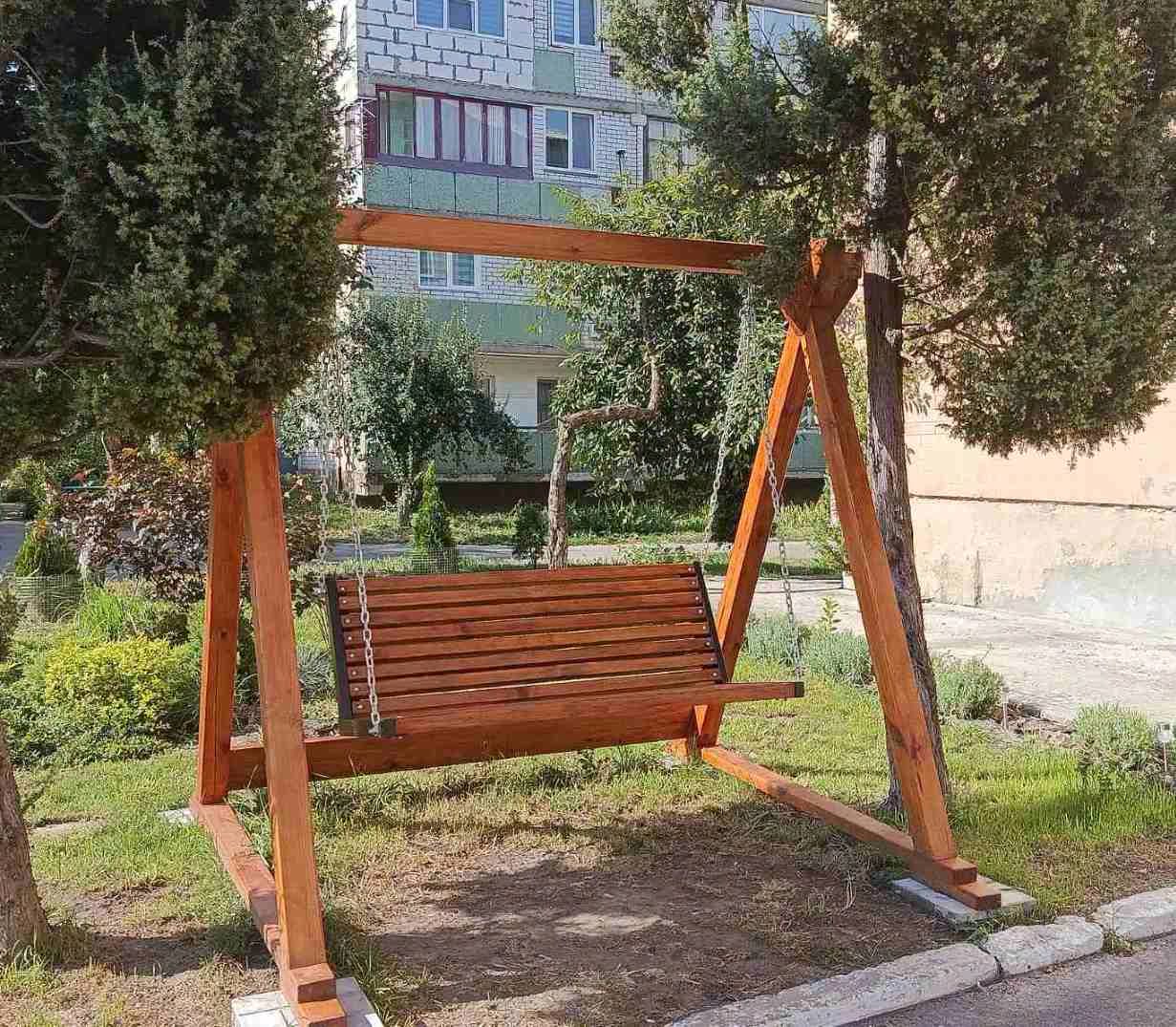 Мешканці багатоповерхівки у Чорнобаї самостійно створили зону відпочинку. Фото