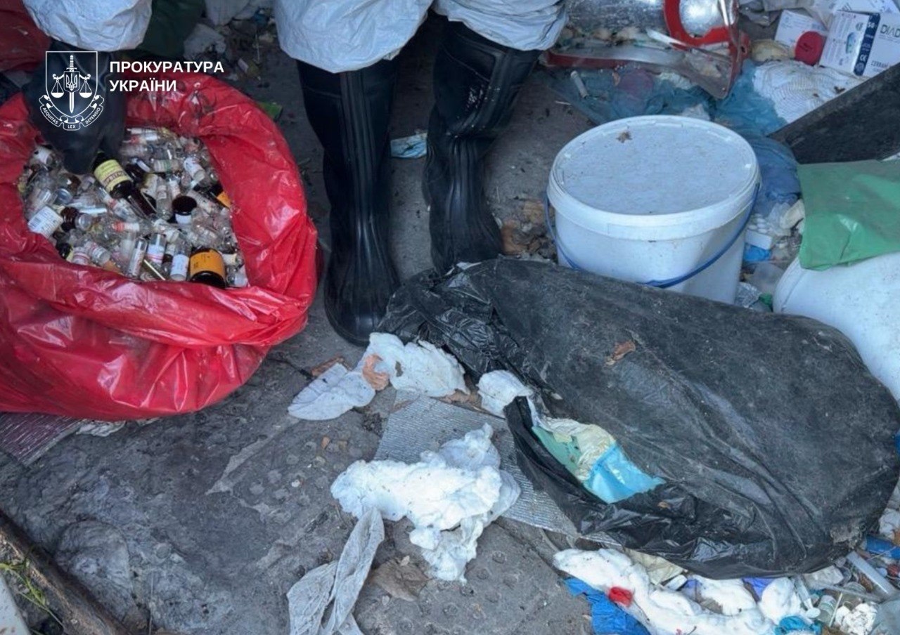 Шприци, голки та ампули: у Києві на складі виявили небезпечні медичні відходи