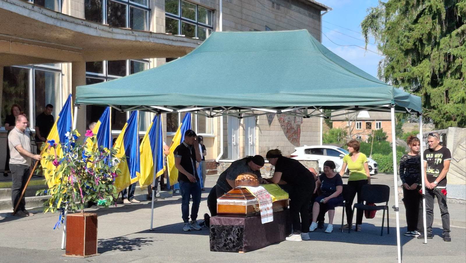 На похороні несли весільне гільце і коровай: молодого снайпера поховали у Черкаській області - фото 2