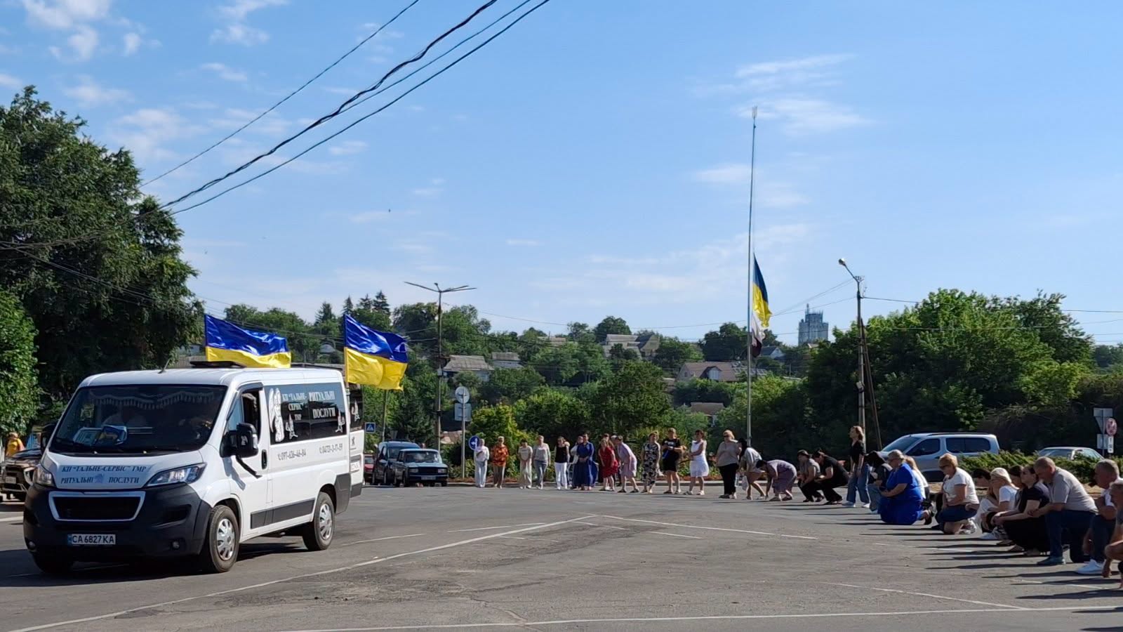На похороні несли весільне гільце і коровай: молодого снайпера поховали у Черкаській області - фото 3