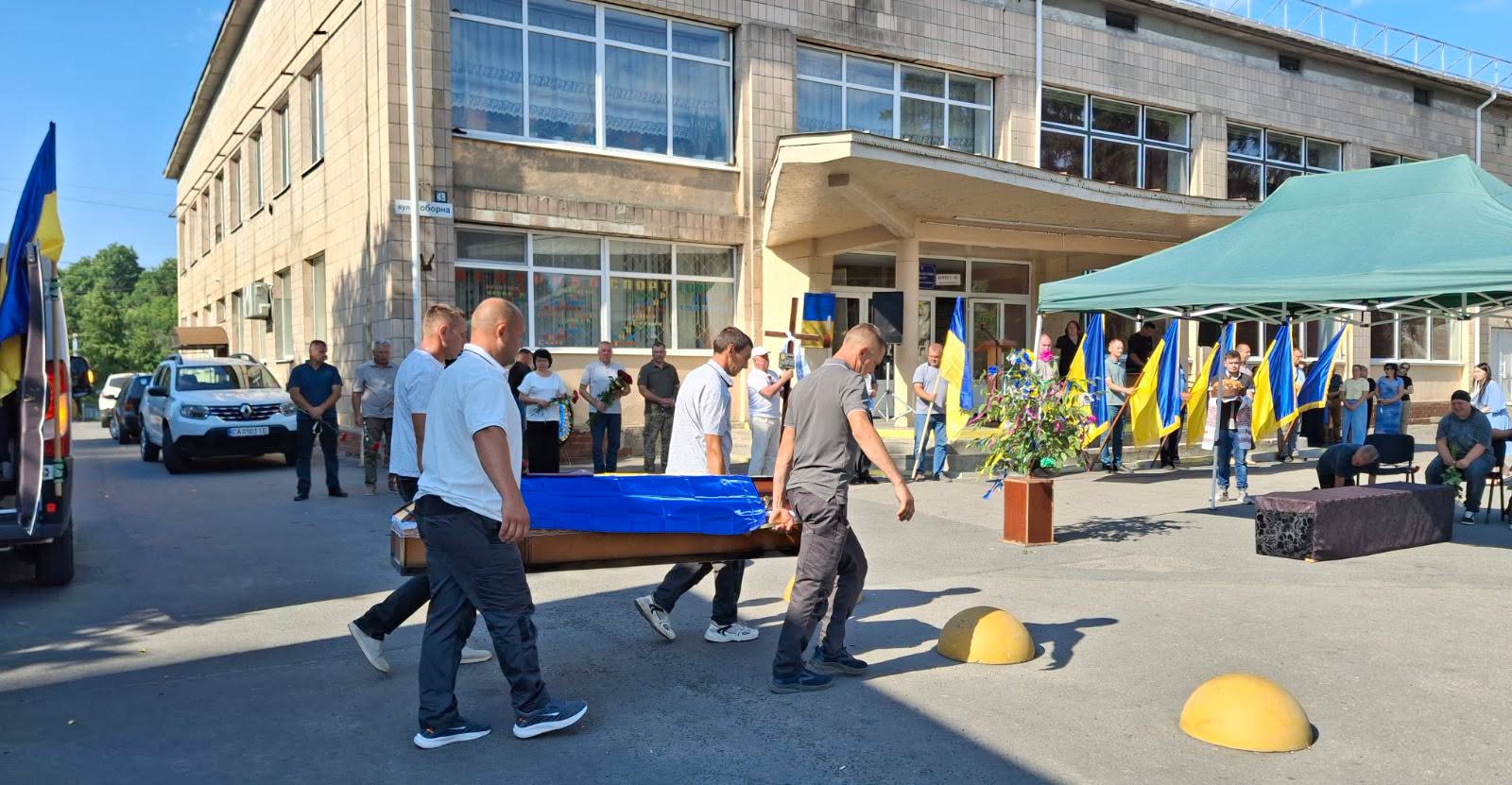 На похороні несли весільне гільце і коровай: молодого снайпера поховали у Черкаській області - фото 4