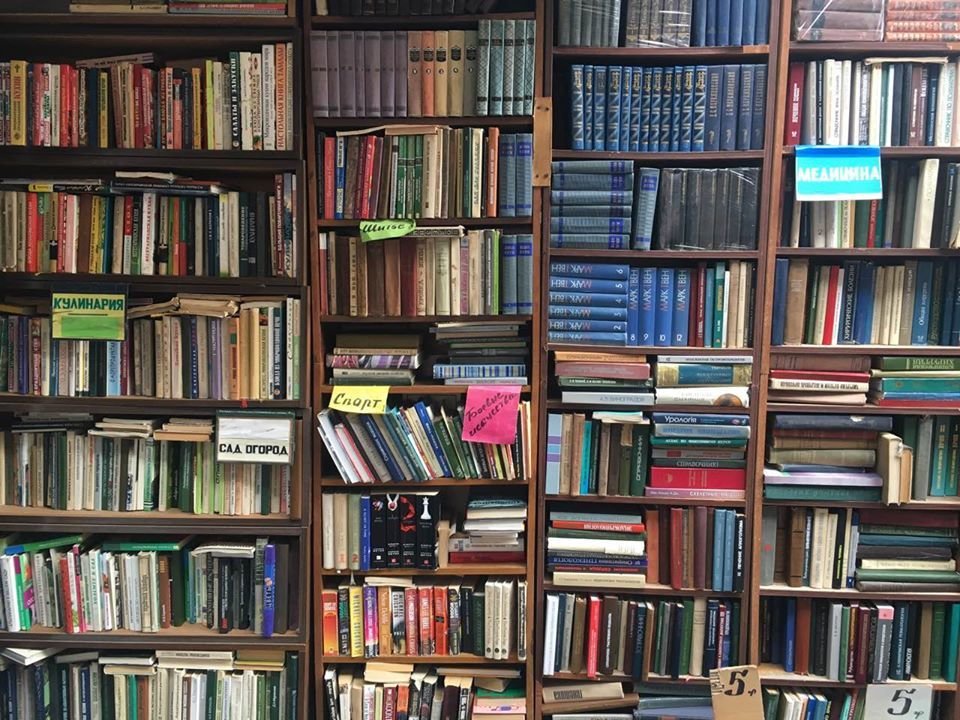 «Петрівка»: від легендарного книжкового ринку 1990-х до знищення російською ракетою — історія місця, яке пам’ятає весь Київ - фото 2