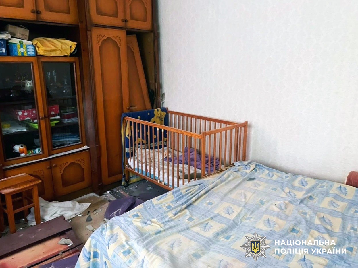 Боєприпас упав у дитяче ліжечко: поліція фіксує наслідки чергових атак росії на Херсонщину