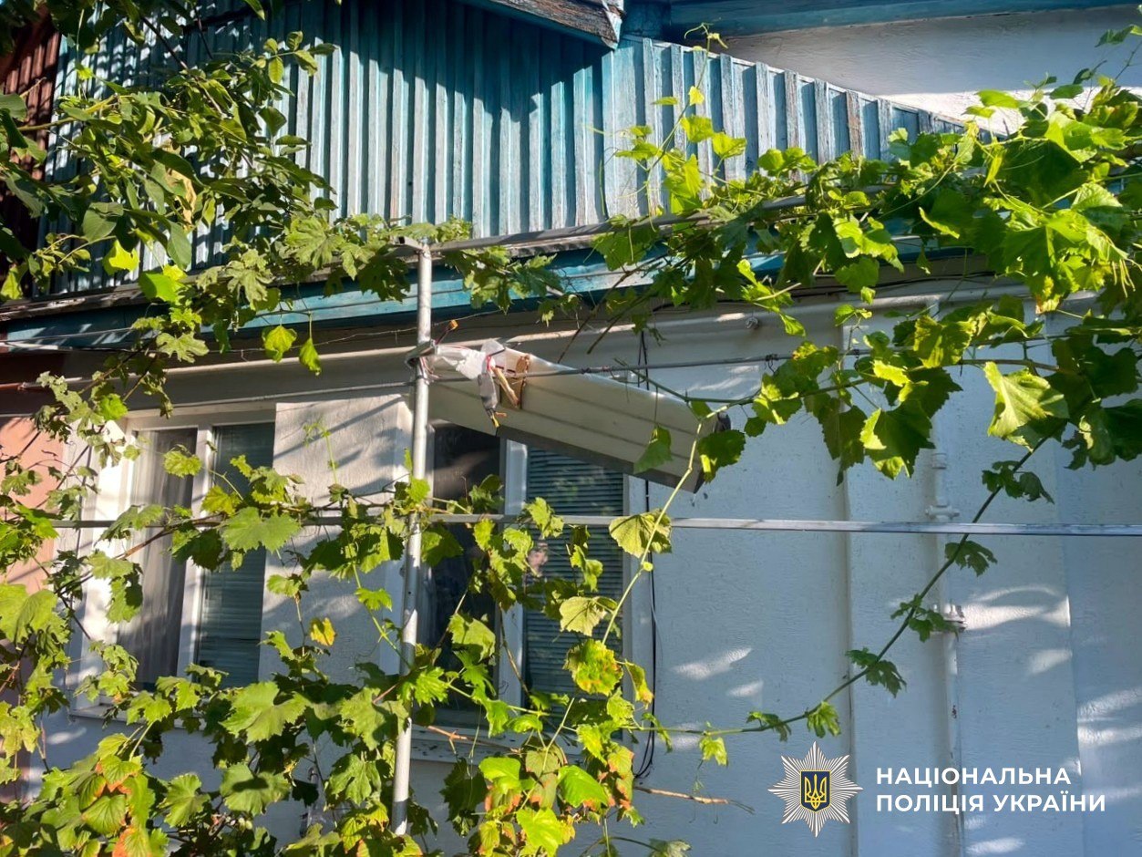 Боєприпас упав у дитяче ліжечко: поліція фіксує наслідки чергових атак росії на Херсонщину - фото 2
