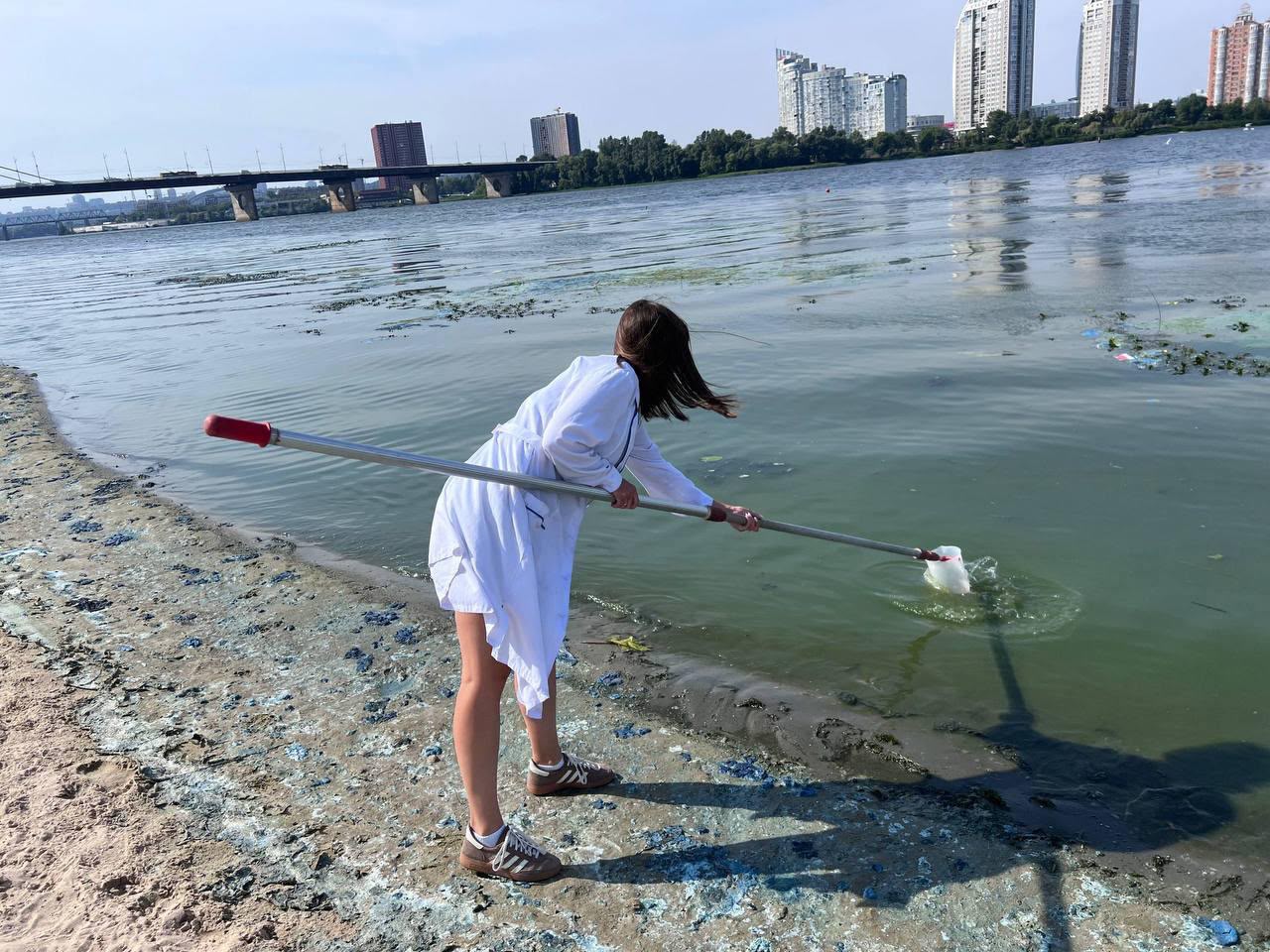 Зелена вода та піна біля берегів: у КМДА пояснили, що відбувається з Дніпром