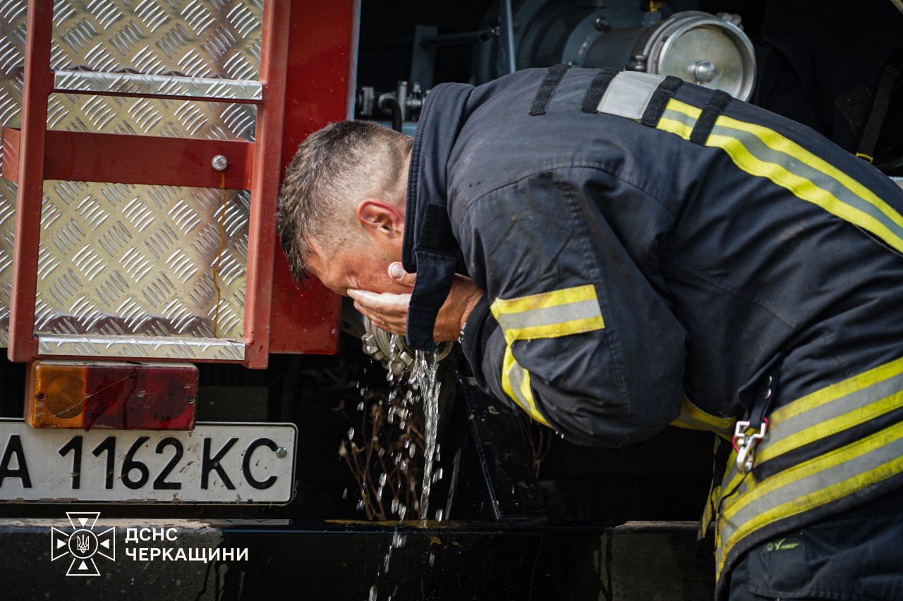 Вогонь перекинувся на ліс: масштабна пожежа виникла на Черкащині