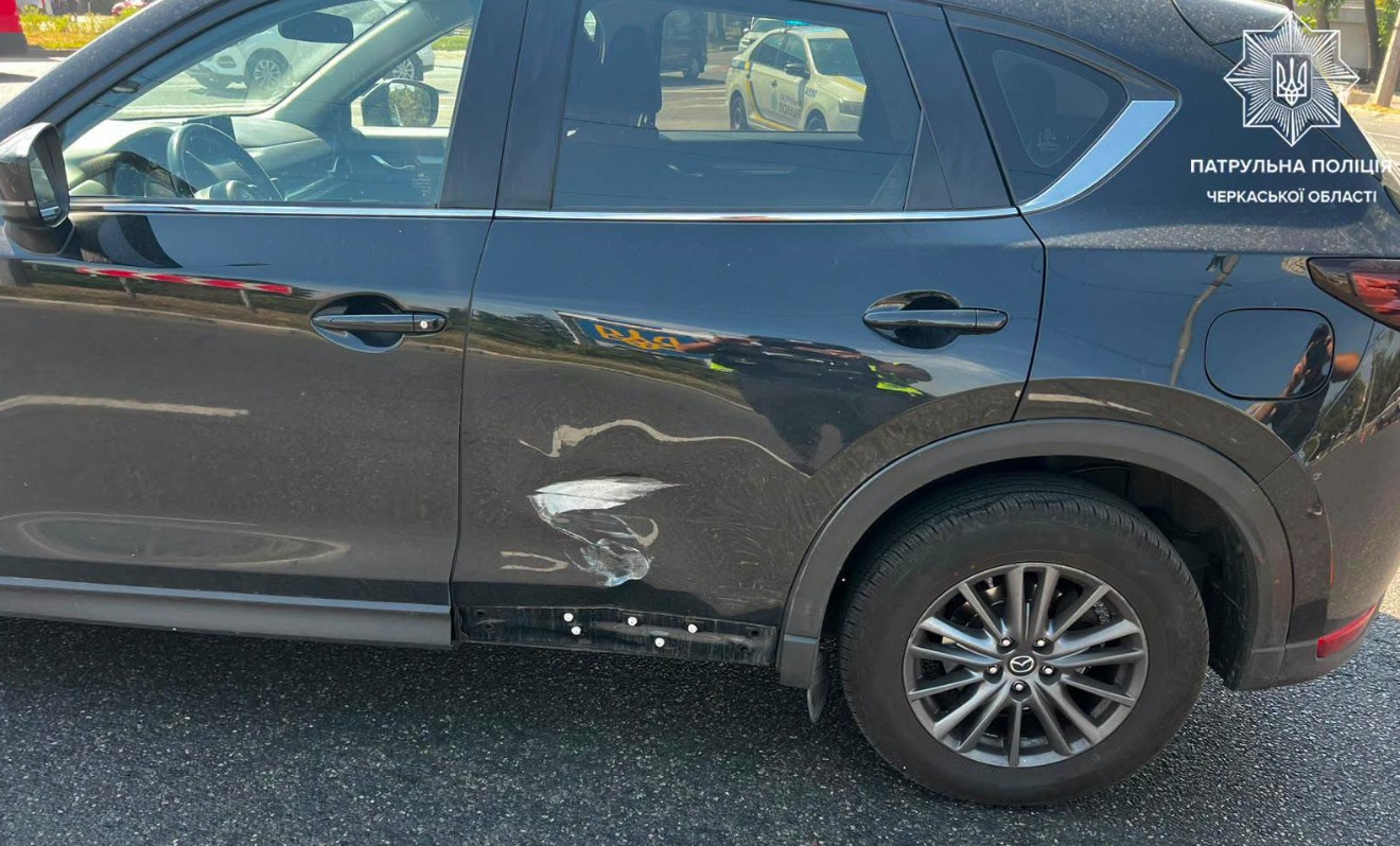 Не пропустив на кругу: у Черкасах зіткнулися ВАЗ та Mazda - фото 2