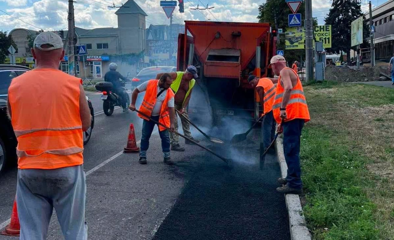 Відремонтували покриття на вулиці Чорновола у Черкасах - фото 2