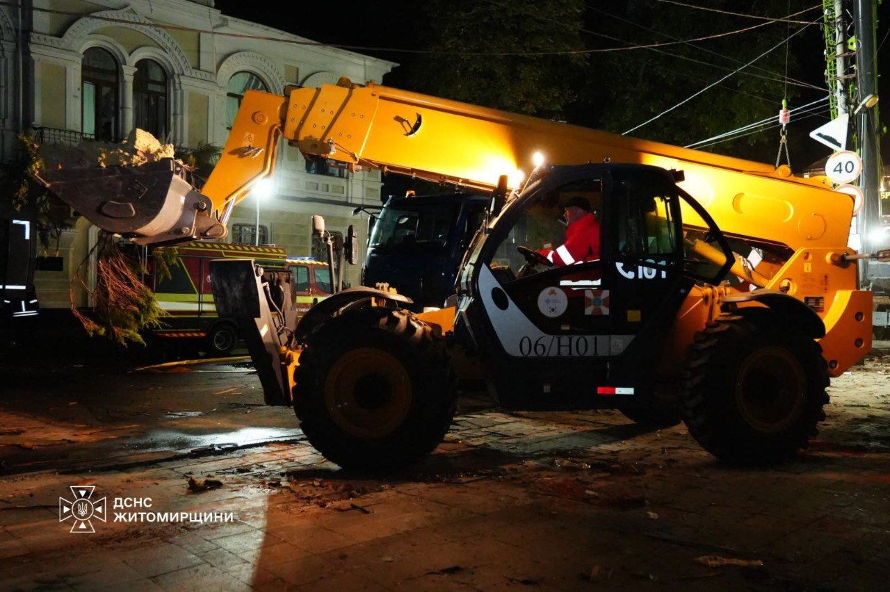 Стало відомо, що внаслідок обстрілу Житомира загинули троє людей - фото 3