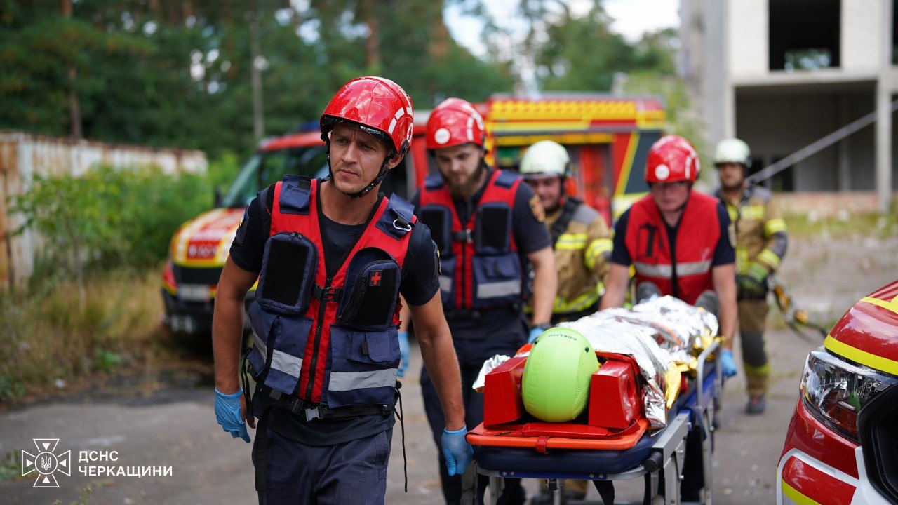 У Черкасах рятувальники відпрацювали дії під час руйнування будівель - фото 2
