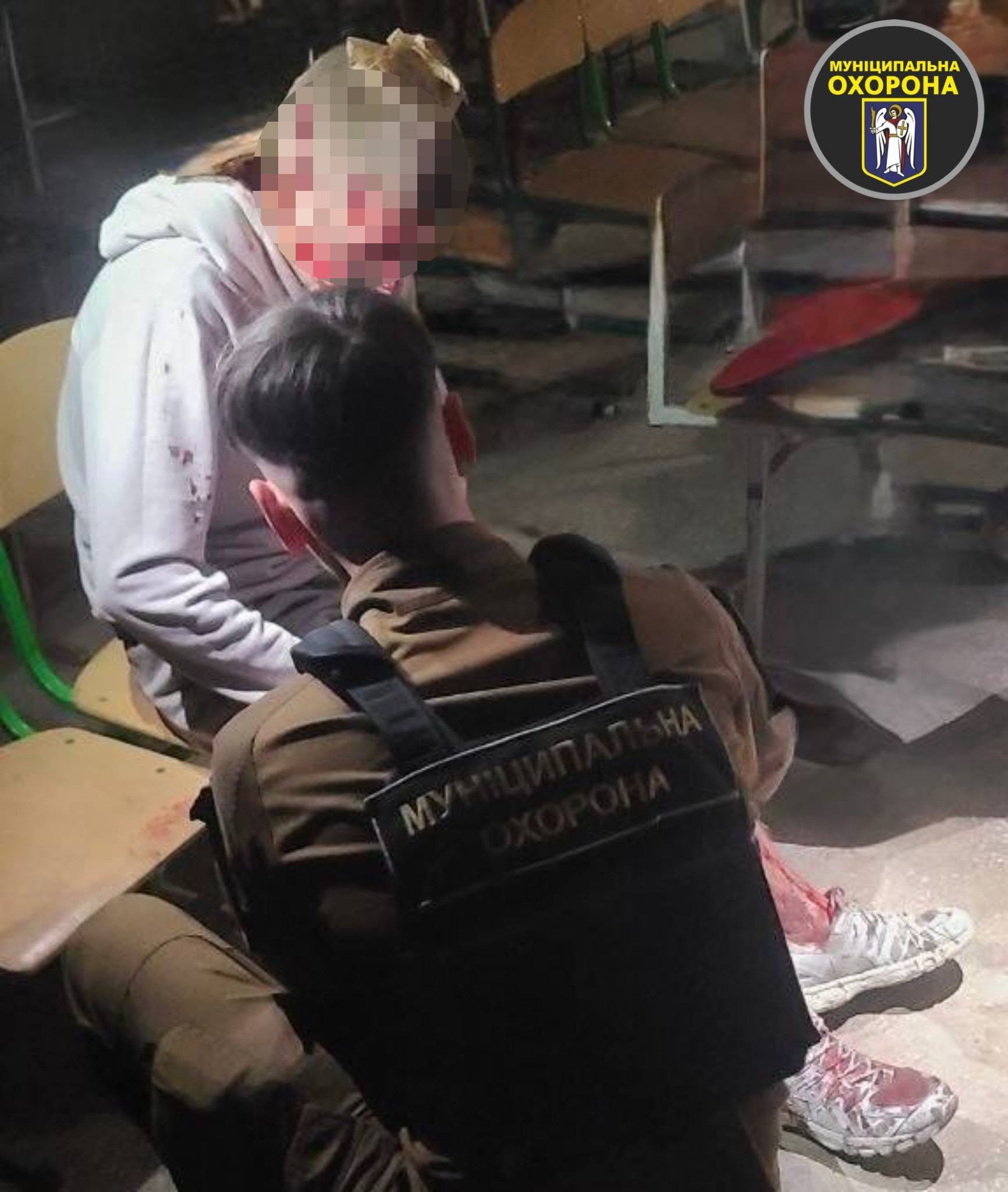 Пораненого під час атаки 18-річного хлопця рятували в укритті київського закладу освіти