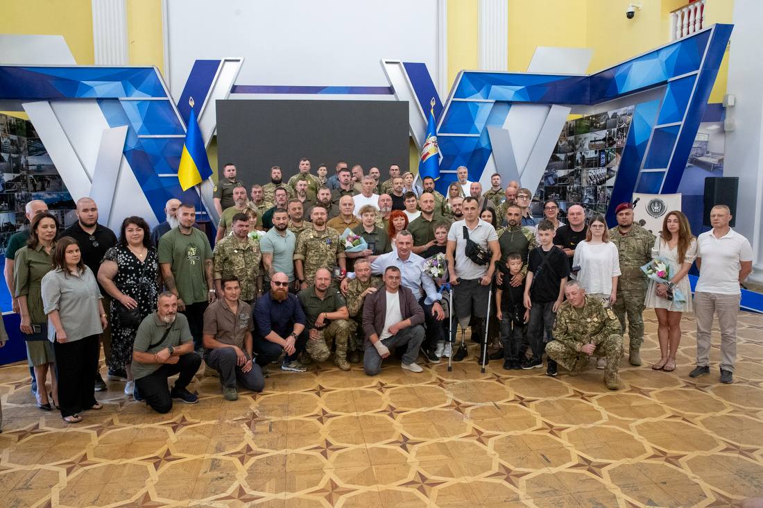 Напередодні 35-ї річниці Незалежності Віталій Кличко відзначив нагородами 61 військовослужбовця