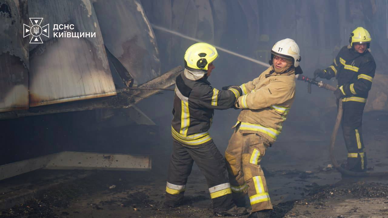 На Київщині зросла кількість постраждалих, пожежі приборкують пожежні потяги та авіація - фото 3