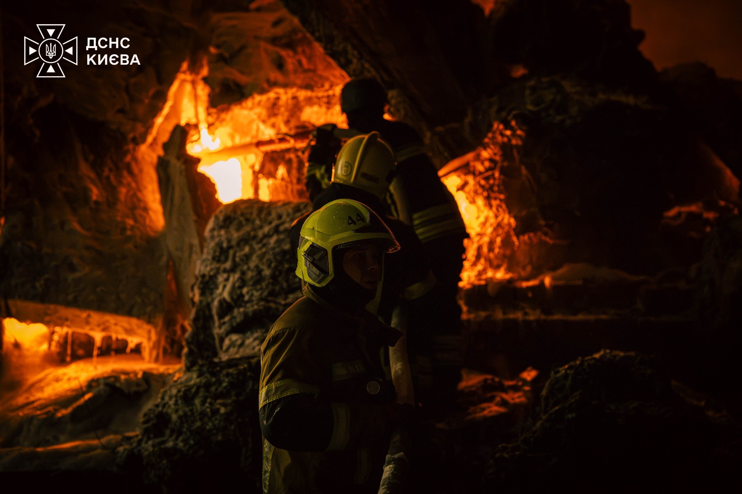 Вогнеборці ліквідували пожежу в Голосіївському районі, спричинену повторним обстрілом
