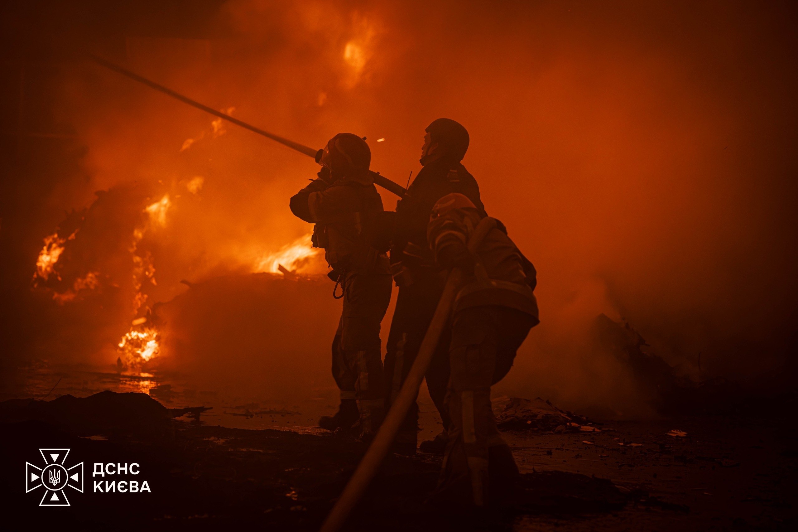 Вогнеборці ліквідували пожежу в Голосіївському районі, спричинену повторним обстрілом - фото 2
