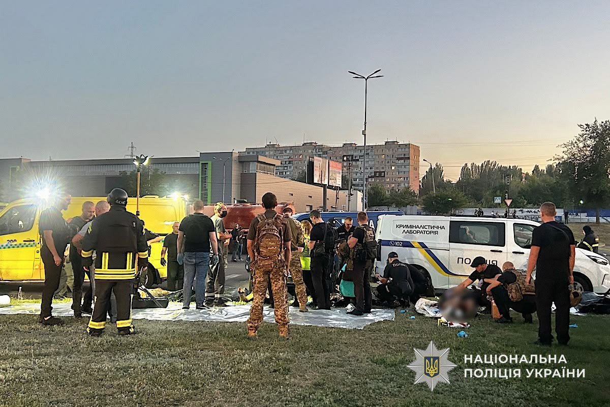 Удар по «Сонячній Галереї» в Кривому Розі: 16 загиблих та 130 поранених - фото 2