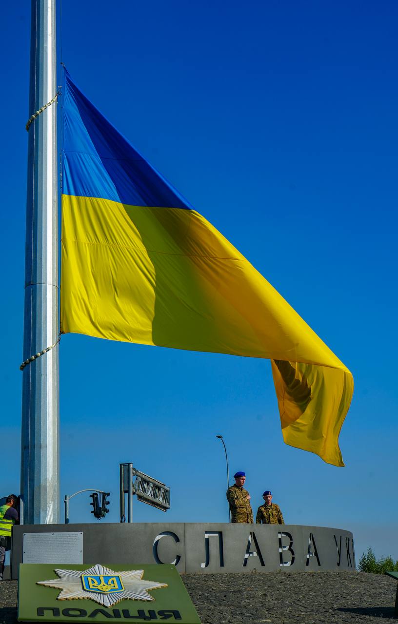 Місто, що стало символом незламності: у Бучі підняли стяг до Дня Прапора