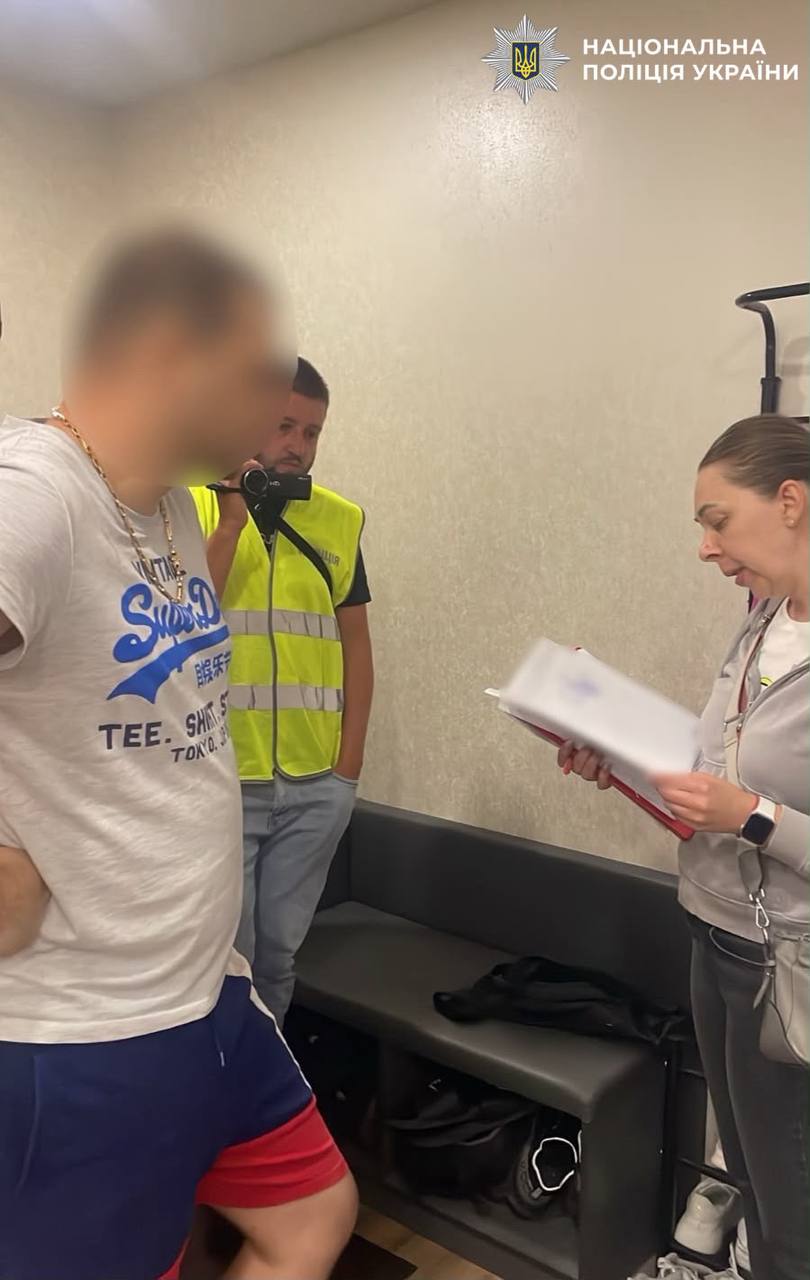 На Київщині викрили канал торгівлі людьми: жінок вербували для сексуальної експлуатації за кордоном - фото 2