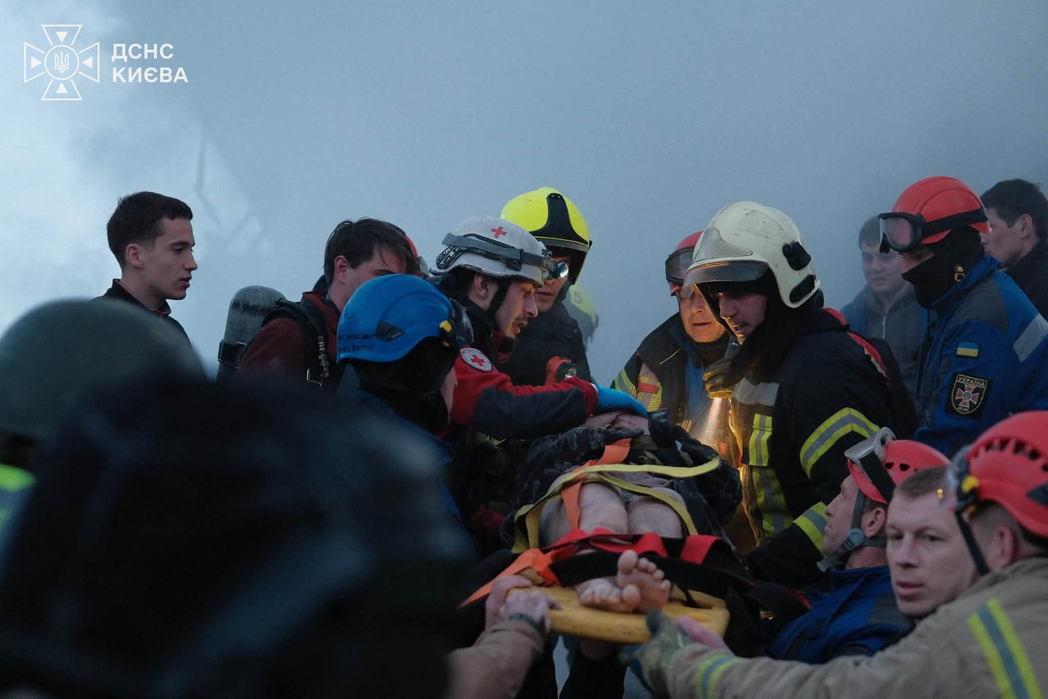 ДСНСники вручили 18-річному хлопцю відзнаку за допомогу у порятунку людей в Києві після обстрілу