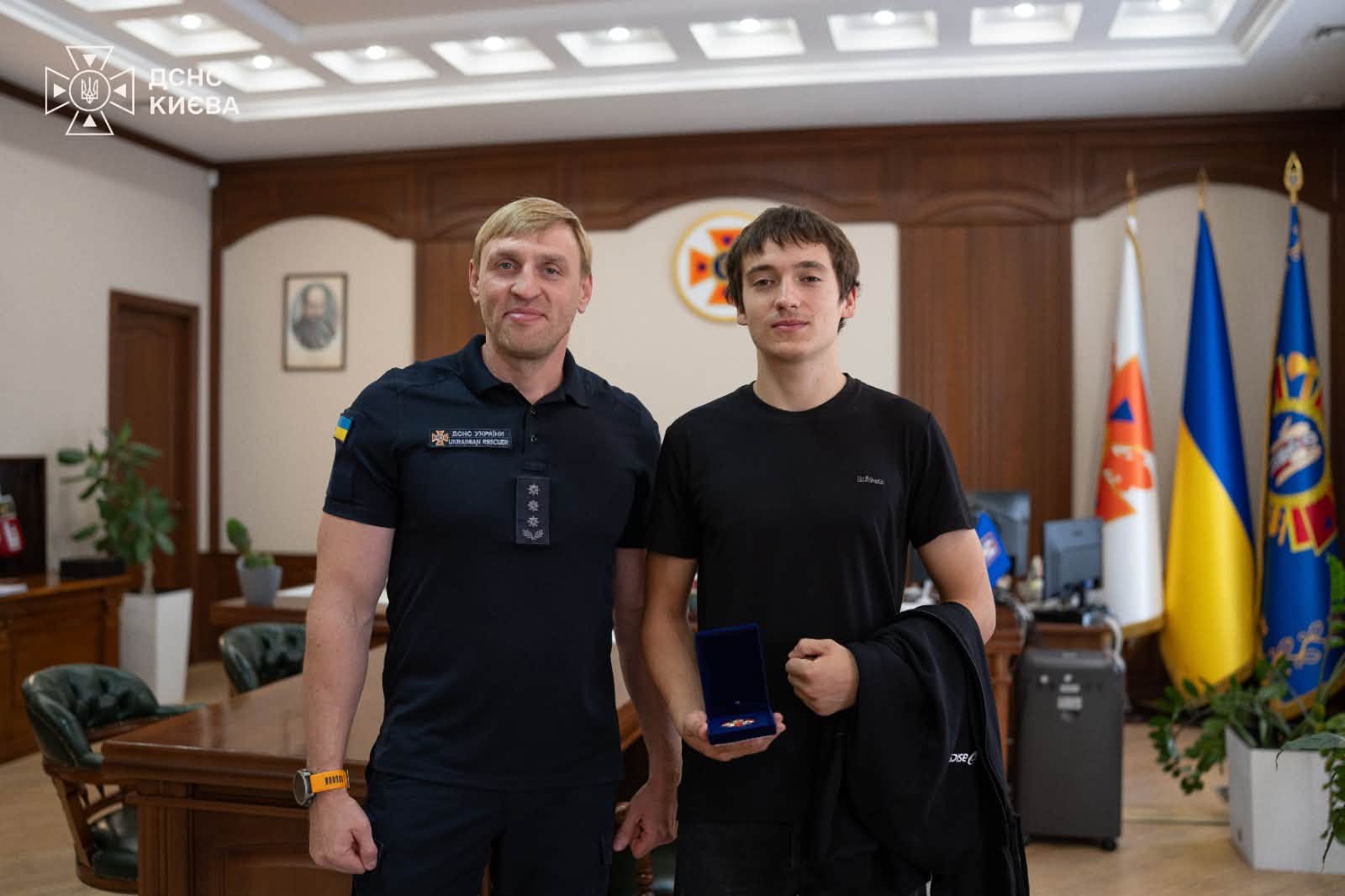ДСНСники вручили 18-річному хлопцю відзнаку за допомогу у порятунку людей в Києві після обстрілу - фото 2