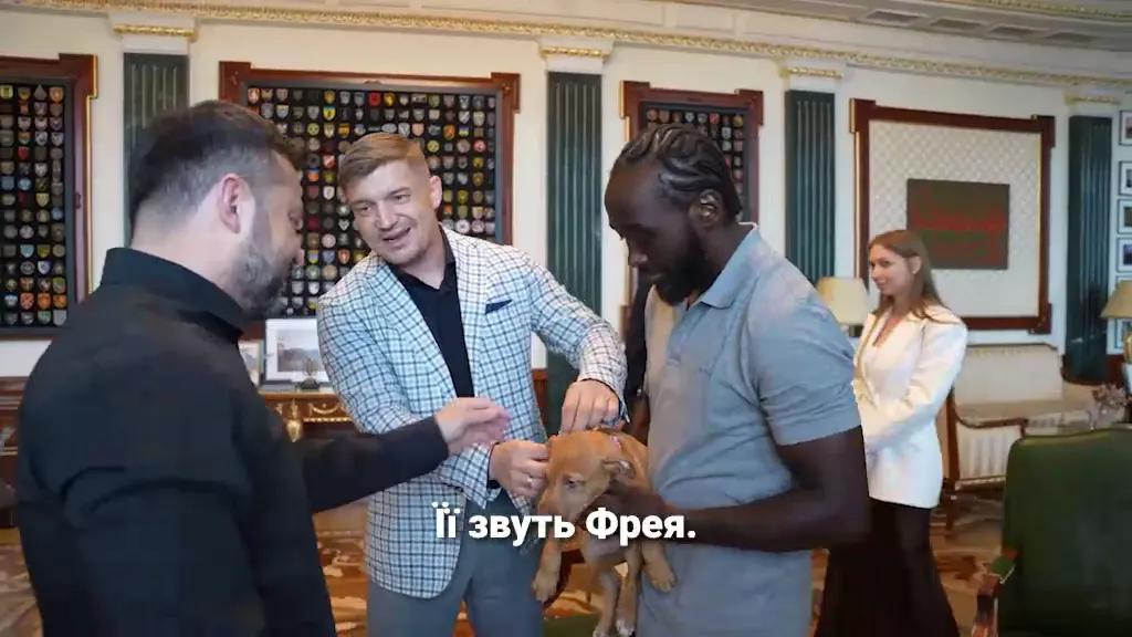 Легендарний боксер Кроуфорд зустрівся із Зеленським та подарував йому цуценя - фото 2